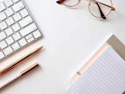 Bild Kontakt mit Angeschnittener Tastatur, Brille und Notizblock